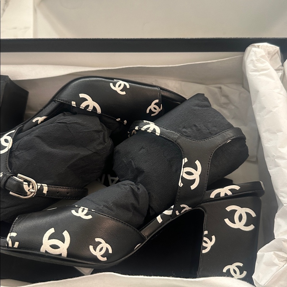 CHANEL Crazy CC Black and White Logo Heels Size 35 - Picture 15 of 15
